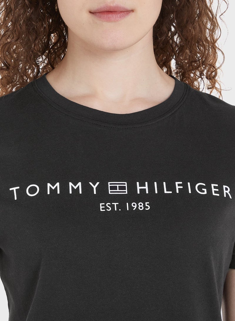 تومي هيلفيغر تيشيرت برقبة دائرية ومزين بشعار الماركة - Image 3